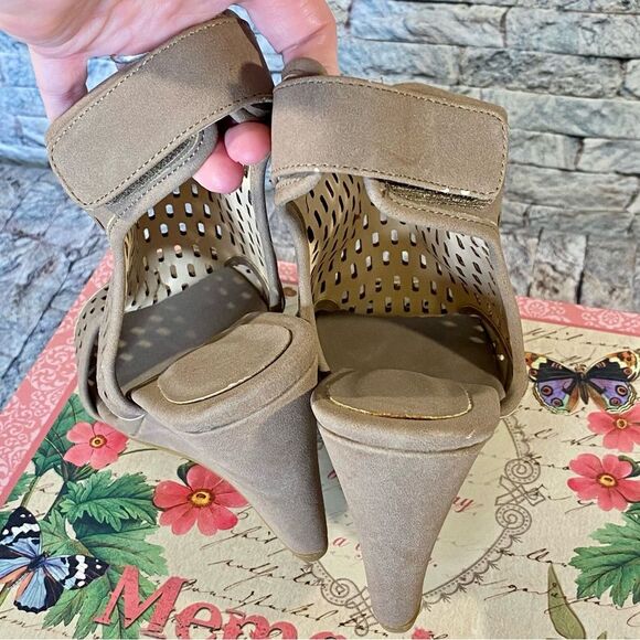 Avon Taupe Wedge Style Sandals Modern Perforated Design Womens Size 9 - Picture 3 of 6